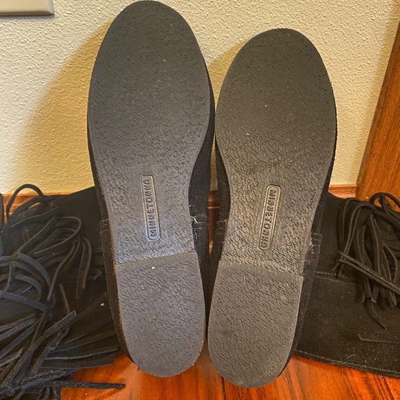 Minnetonka 1689 fringe boot. Size 6. - Picture 6 of 6